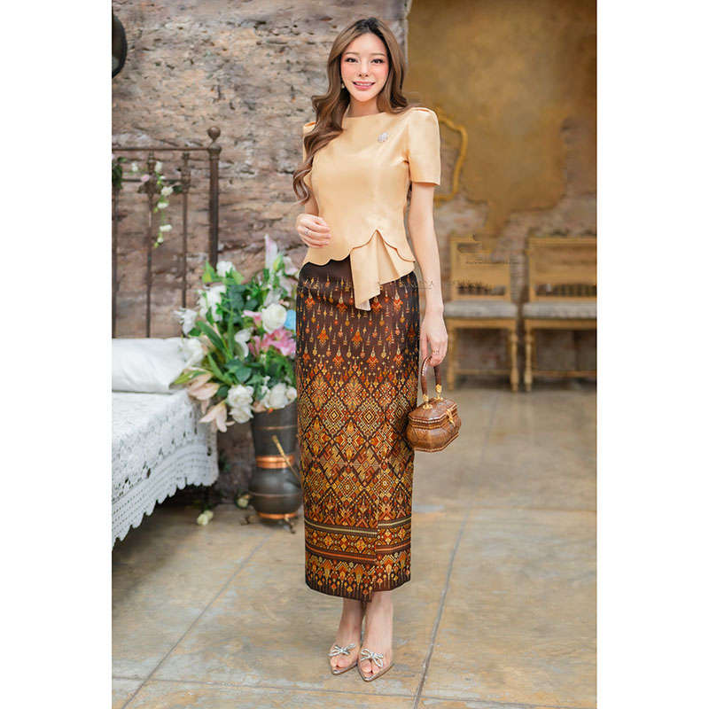 kudapy เสื้อผ้าไหมทอสี่เส้นสีทอง // ชมพู งานเสื้ออัดกาวมีซับใน มาพร้อมชิปซ่อนหลังใส่สบาย งานคอปาด แขนสั้น ชายจับจีบ (เฉพาะเสื้อ)