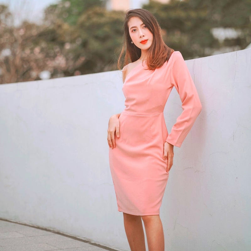 kudapy ชุดไปงานแต่งงานสีชมพู,สีแดง,สีกรมท่า เดรสสั้นไหล่เฉียงข้างแขนยาว เรียบหรู สวย ดูดี ใส่เป็นชุดราตรี ชุดออกงาน