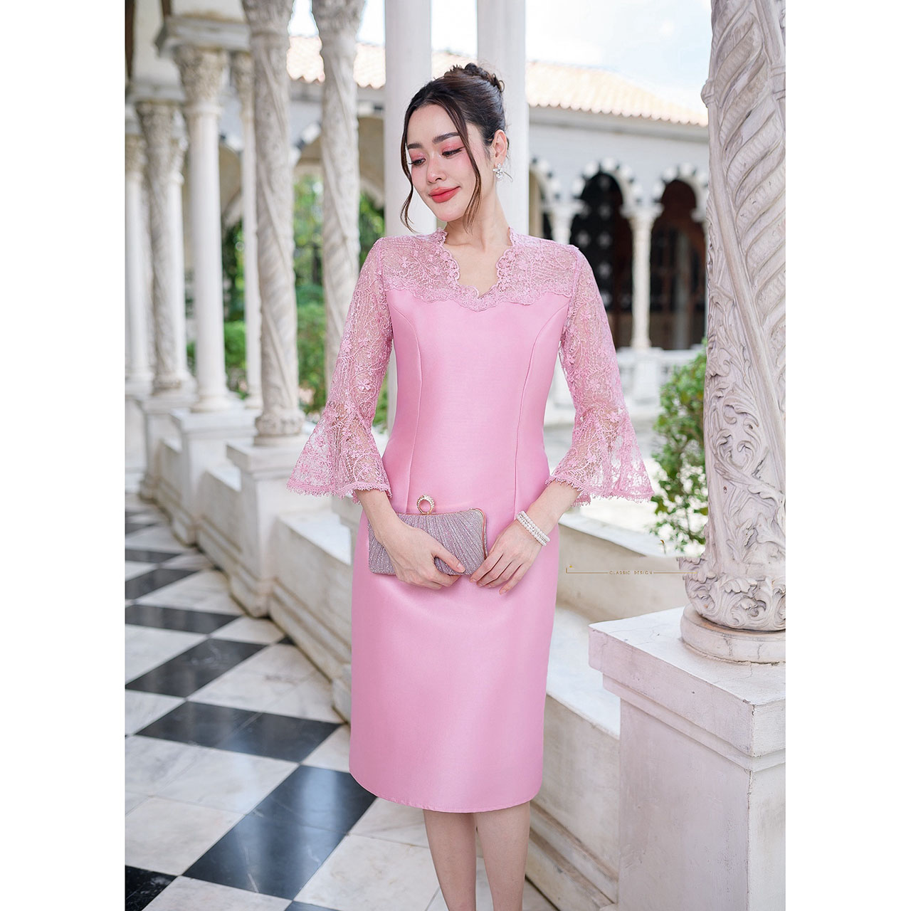 kudapy เดรสสั้นสีเหลืองทอง/สีฟ้า/สีชมพู ผ้าไหมญี่ปุ่น คอวีแต่งเคิพเป็นเชิงผ้าตกแต่งรอบคอ และช่วงอก