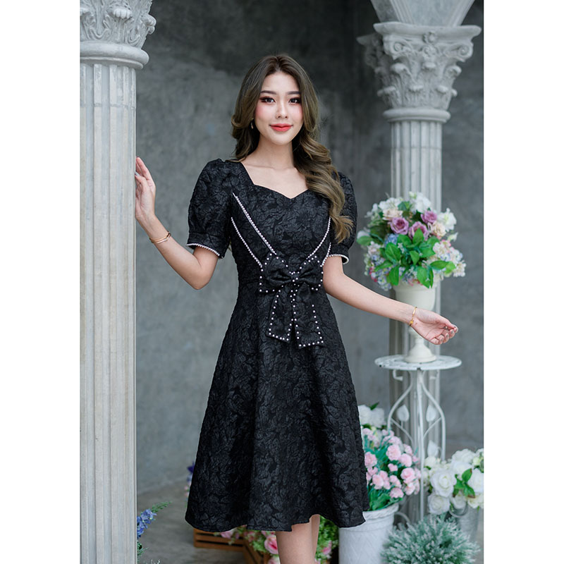 kudapy เดรสสั้นสีชมพู/สีดำ ผ้าลิลลี่ผ้ายอดนิยมขายดีของทางร้านค่ะ ผ้านุ่มลายสวย กระโปรงบาน คอเหลี่ยม มีดีเทลแต่งโบว์ด้านหน้าช่วงเอว