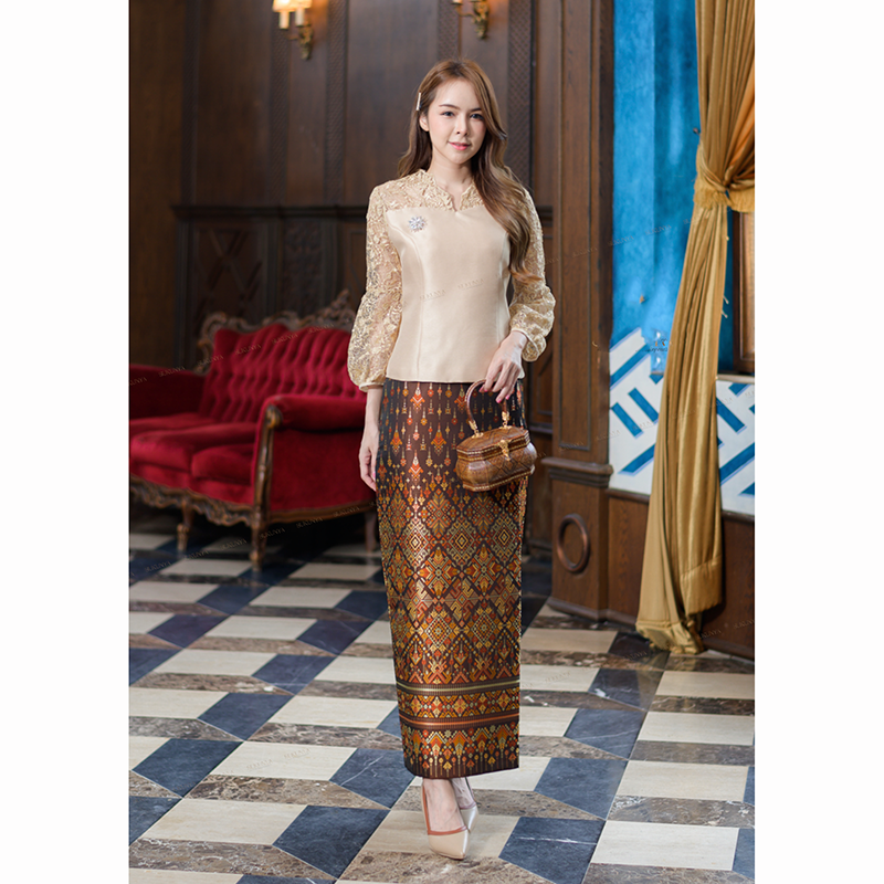 kudapy งานเสื้อผ้าไหมทอสี่เส้นสีทอง/สีชมพู +ผ้าถุง งานเสื้ออัดกาวมีซับใน มาพร้อมชิปซ่อนหลังใส่สบาย งานคอวีตามลายลูกไม้ แขนบอลลูนตัดต่อ