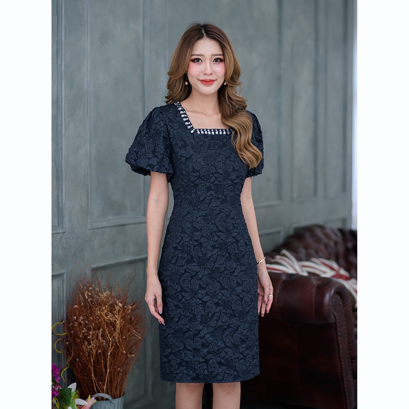 kudapy เดรสสั้นสีกรม/สีครีม/สีดำ ทรงแขนตุ๊กตาพองสวยกำลังดี รอบคอประดับตกแต่งด้วยอะไหล่แบบเย็บที่รอบคอเพิ่มความหรูหรา