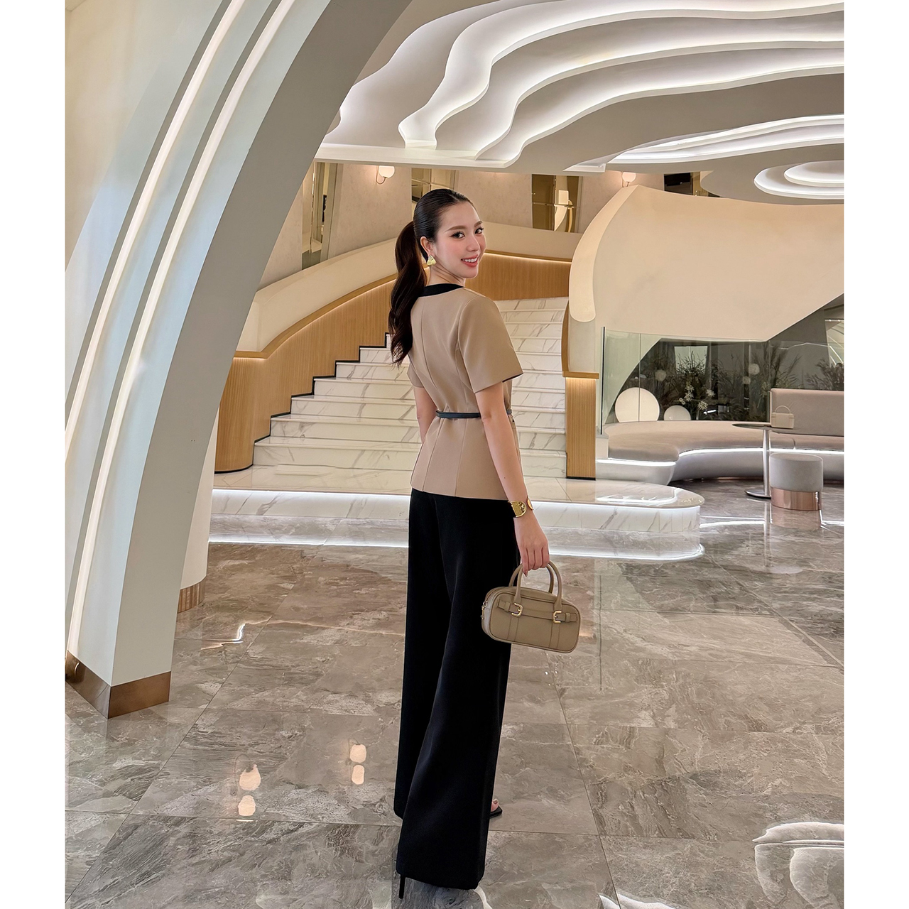 kudapy ชุดทำงานลุคเรียบหรู สไตล์มินิมอล พร้อมดีเทลคอวีเข้ารูปช่วยให้ช่วงคอดูยาวและเรียว