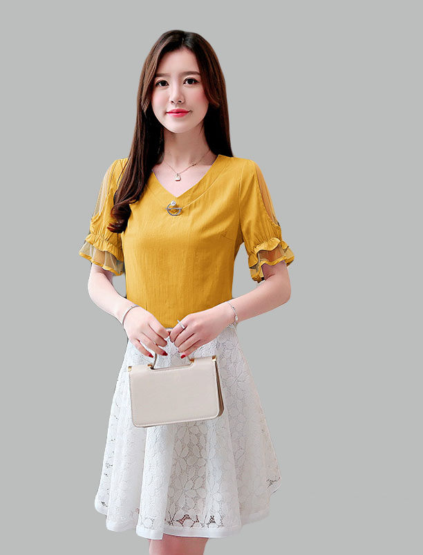 เสื้อสีเหลืองมัสตาร์ด ดีไซน์สวยเก๋ที่แขนเสื้อและปลายแขนเสื้อแต่งด้วยผ้าโปร่ง มีเข็มกลัดมุกติดที่คอเสื้อ