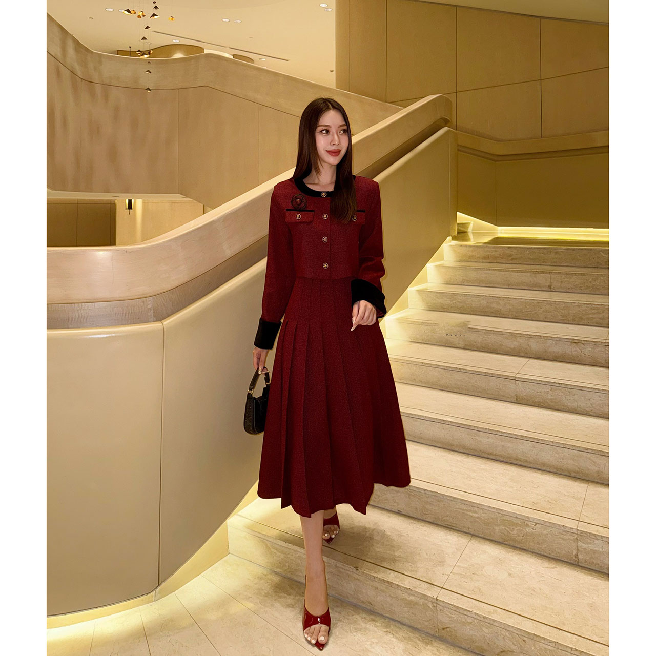 kudapy เซ็ทผ้าพรีเมี่ยม สื้อกับกระโปรงเราใช้ผ้าเดียวกันทั้งชุด เนื้อผ้ามีน้ำหนัก ทิ้งตัวดี ยับยาก เสื้อกระดุมจริง กระโปรงซิปเอวสูงไม่สม้อค มีซับในอย่างดี