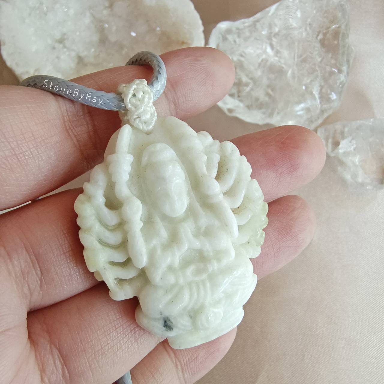 สร้อยคอเชือกกับจี้หินเซอร์เพนไทน์แกะสลักเจ้าแม่กวนอิมพันมือ