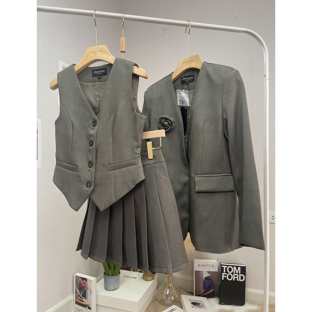 kudapy เซ็ท 4 ชิ้น เสื้อสูท+เสื้อ vestด้านใน +กระโปรง(กางเกงเป็นซับใน)+เข็มกลัดดอกไม้ ตัวเสื้อสูทมีซับในอย่างดี