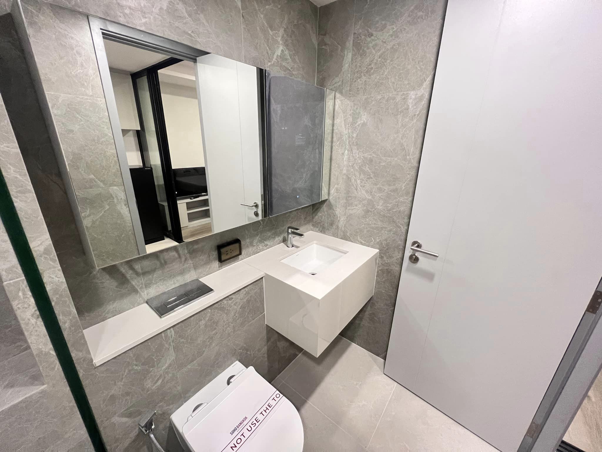 ปล่อยเช่าคอนโด SOHO Bangkok Ratchada (โซโห แบงค็อก รัชดา) - ห้องตกแต่งสวยน่าอยู่มีเครื่องซักผ้า - การเดินทาง: ใกล้รถไฟฟ้า MRT ห้วยขวาง (200 เมตร)