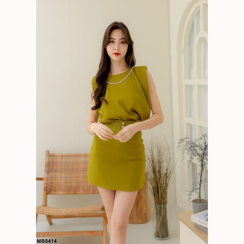 kudapy ชุดเซ็ทสีดำ/สีม่วง/สีเขียว เสื้อแขนกุด + กระโปรงดีเทลตัดด้วยสร้อยสุดหรู ติดกระดุมตรงเอว ให้ลุคท่านประธานบริษัทแซ่บๆ