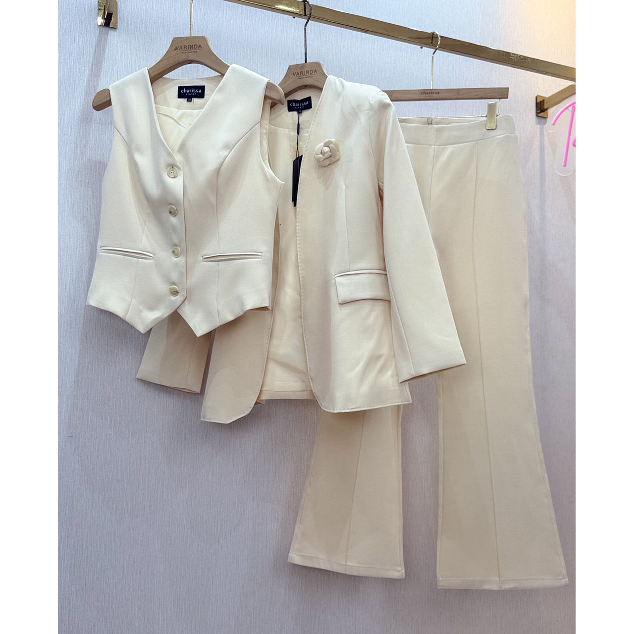 kudapy เซ็ท 4 ชิ้น เสื้อสูท+เสื้อ vestด้านใน +กางเกง+เข็มกลัดดอกไม้ ใช้ผ้าเดียวกันทั้งเซ็ท ตัวเสื้อสูทมีซับในอย่างดี กระเป๋าจริง