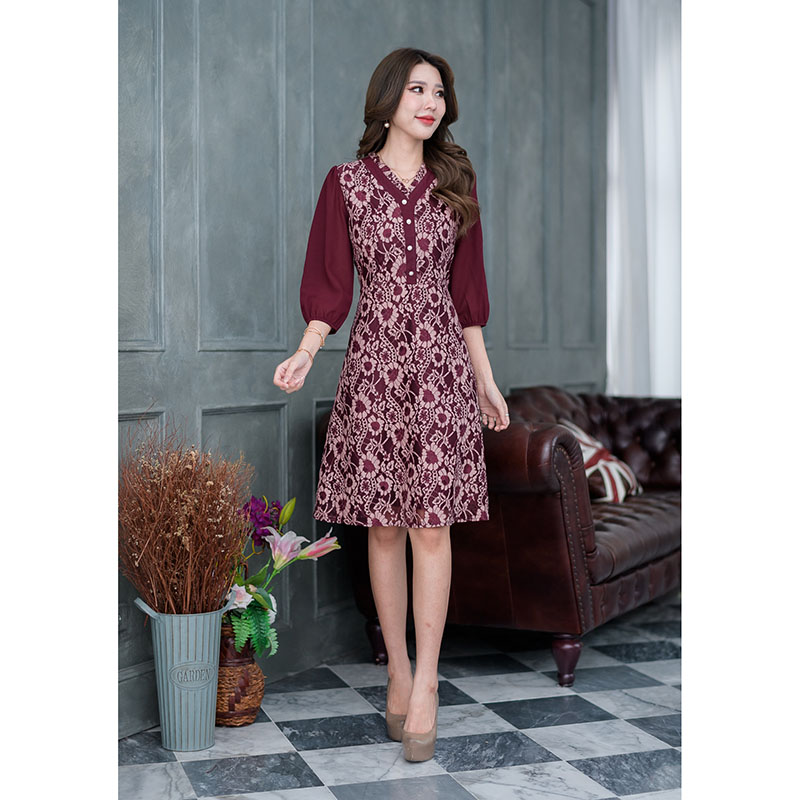 kudapy เดรสสั้นสีชมพู/สีแดงเลือดหมู ลูกไม้เนื้อนิ่ม ตัวเดรสเป็นกระโปรงทรงเอ ต่อเอว ช่วงตัวเสื้อแต่งกระดุมด้านหน้า แขนต่อด้วยผ้าชิฟฟ่อนจั้มแขน