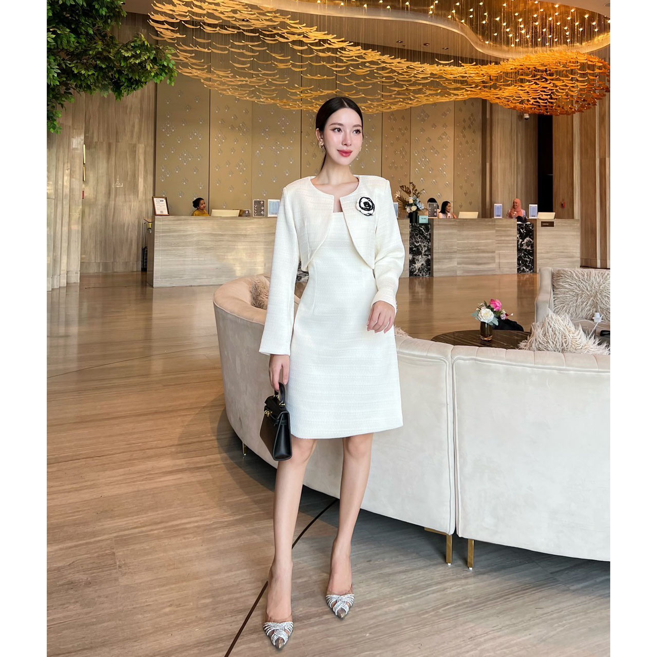 kudapy เซ็ทเดรสทวิต+เสื้อครอป เดรสทวิตสีขาวทรงเข้ารูป ปหลัง มีซับในอย่างดี มาพร้อมกับเสื้อครอป ใช้ผ้าเดียวกับเดรส