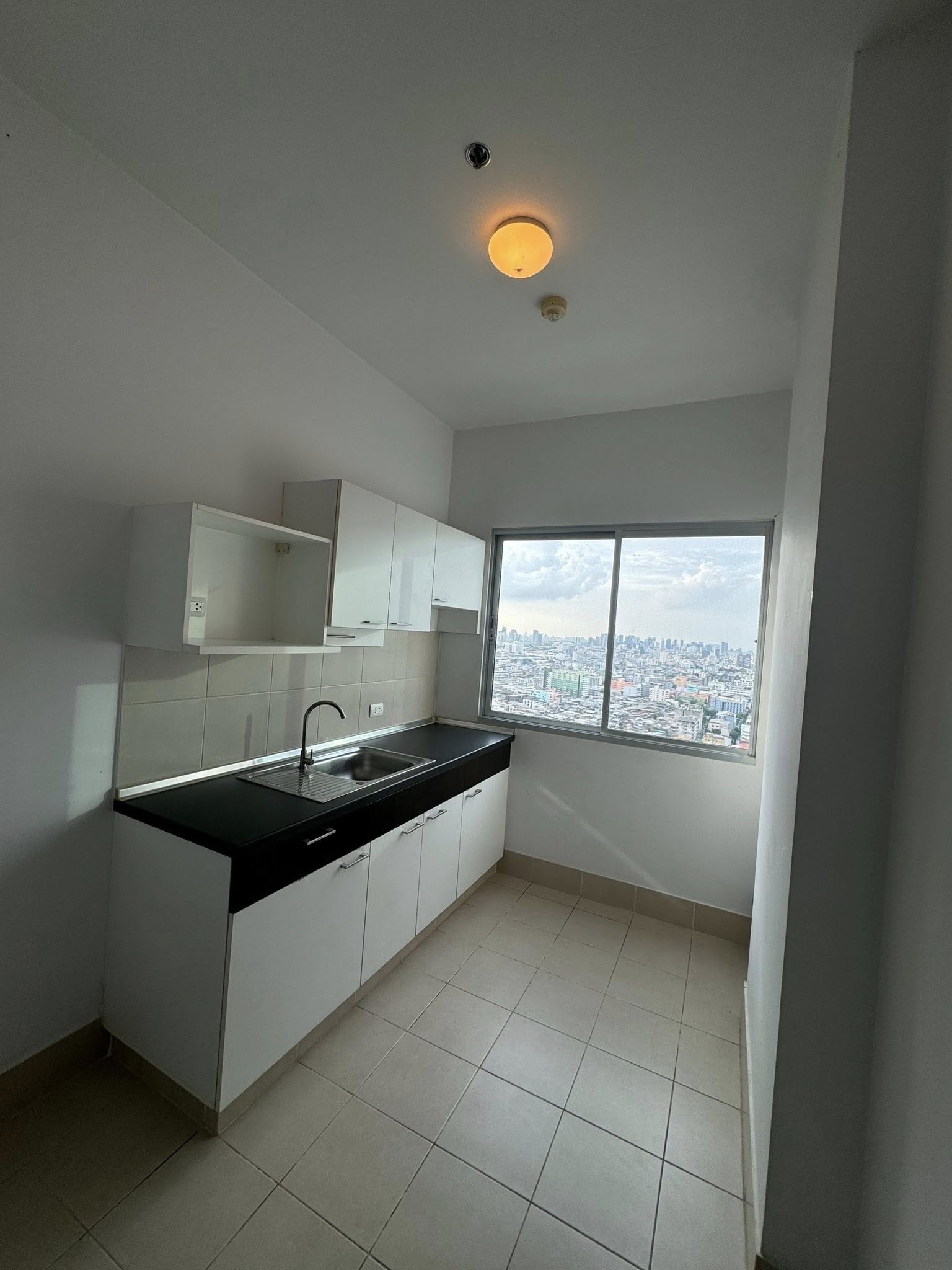 คอนโด ศุภาลัย ปาร์ค อโศก - รัชดา (Supalai Park Asoke - Ratchada) High Rise โซนพื้นที่ MRT พระราม 9 ให้เช่าห้องแบบ 1ห้องนอน 1ห้องน้ำ 1ครัวปิด ขนาดห้อง 50 ตรม. ชั้น 29 ห้องเปล่ามีแอร์2เครื่อง