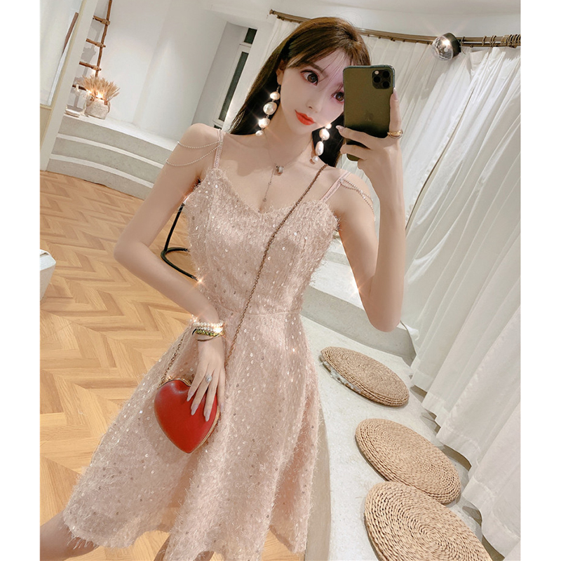 kudapy เดรสสั้นไปงานสีชมพูอมส้มอ่อน/สีขาว ผ้าขนฟรุ้งฟริ้งปักเลื่อม สายเดี่ยวตกแต่งสายพลอยสังเคราห์ คอวี กระโปรงทรงเอ สวยสดใส