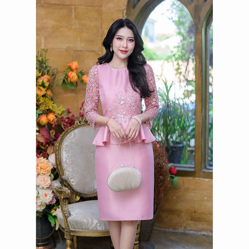 kudapy เดรสสั้นสีชมพู/สีเทา/สีเหลืองทอง ผ้าไหม ดีไซน์เอวระบาย แต่งดอกไม้สวยหวานที่เอวจนถึงช่วงอก รอบคอตกแต่งด้วยมุกเล็กๆเพิ่มความหวาน