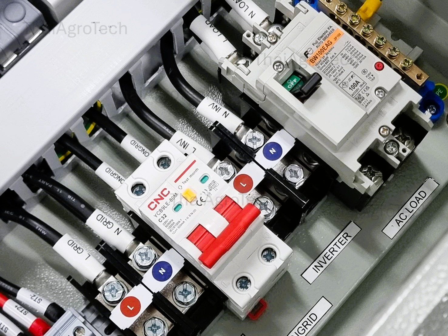 Hybrid On/Off-grid AC Combiner Box DC 2string 800V, ATS Automatic Dual Power Transfer Switch 2P 100A, 1Phase ตู้คอมบายเนอร์แบบไฮบริดออนออฟกริด 2 สตริง พร้อม สวิตซ์สลับแหล่งจ่ายไฟ อัตโนมัติ(สลับเร็ว) ระบบไฟฟ้าสำรอง