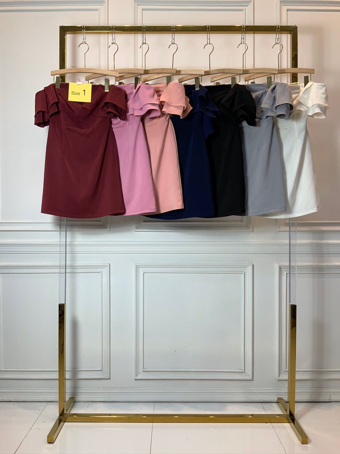 kudapy เดรสสั้นเปิดไหล่แต่งระบาย สีเทาอ่อน เดรสสั้นเกาะอกทรงสอบ ระบายแขน2ชั้น ผ้าฮานาโกะ