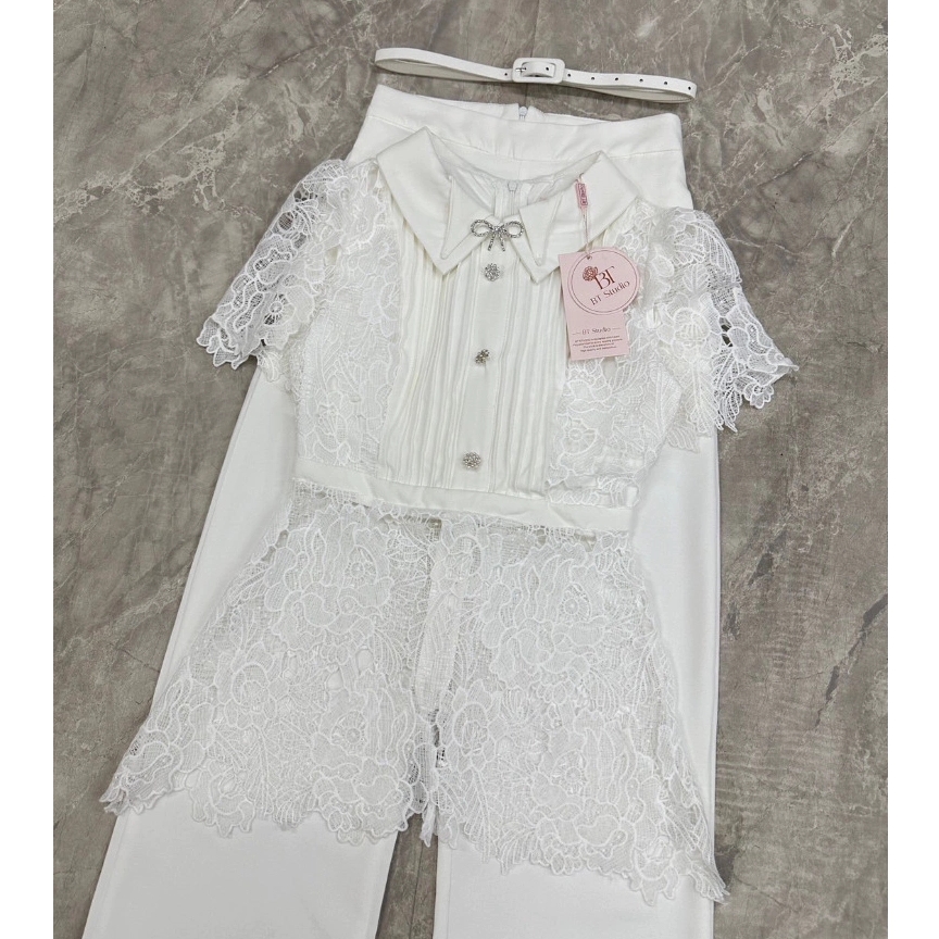 kudapy เซตเสื้อลูกไม้สีขาวคอปก+กางเกงขายาวทรงกระบอกสีขาว