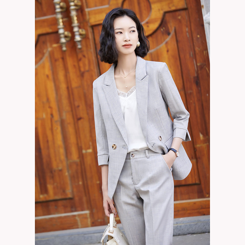 kudapy ชุดสูททำงานผู้หญิงสีเทา/สีชมพู แต่งกระดุมหน้าแขนห้าส่วนพร้อมกางเกง จุดเด่นของชุดนี้คือได้ลุคที่สดใส