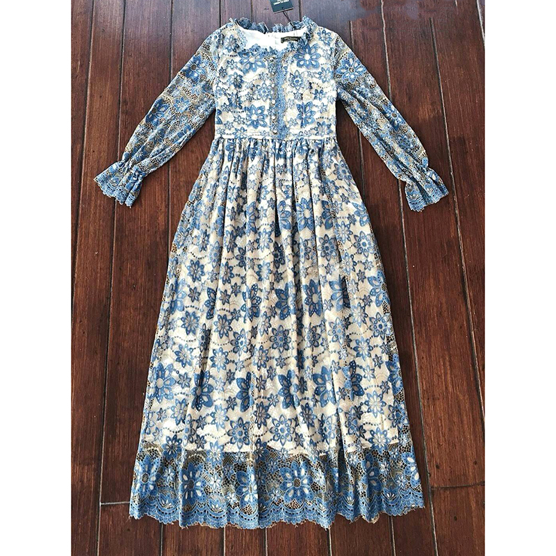 kudapy เดรสลูกไม้แขนยาวสีน้ำเงินกรมท่าตัดกับซับในสีเนื้อ ใช้ผ้าลูกไม้ทอนูนอย่างดี คอระบาย ด้านหน้าแต่งกระดุม ช่วงแขนยาวระบายปลายแขน