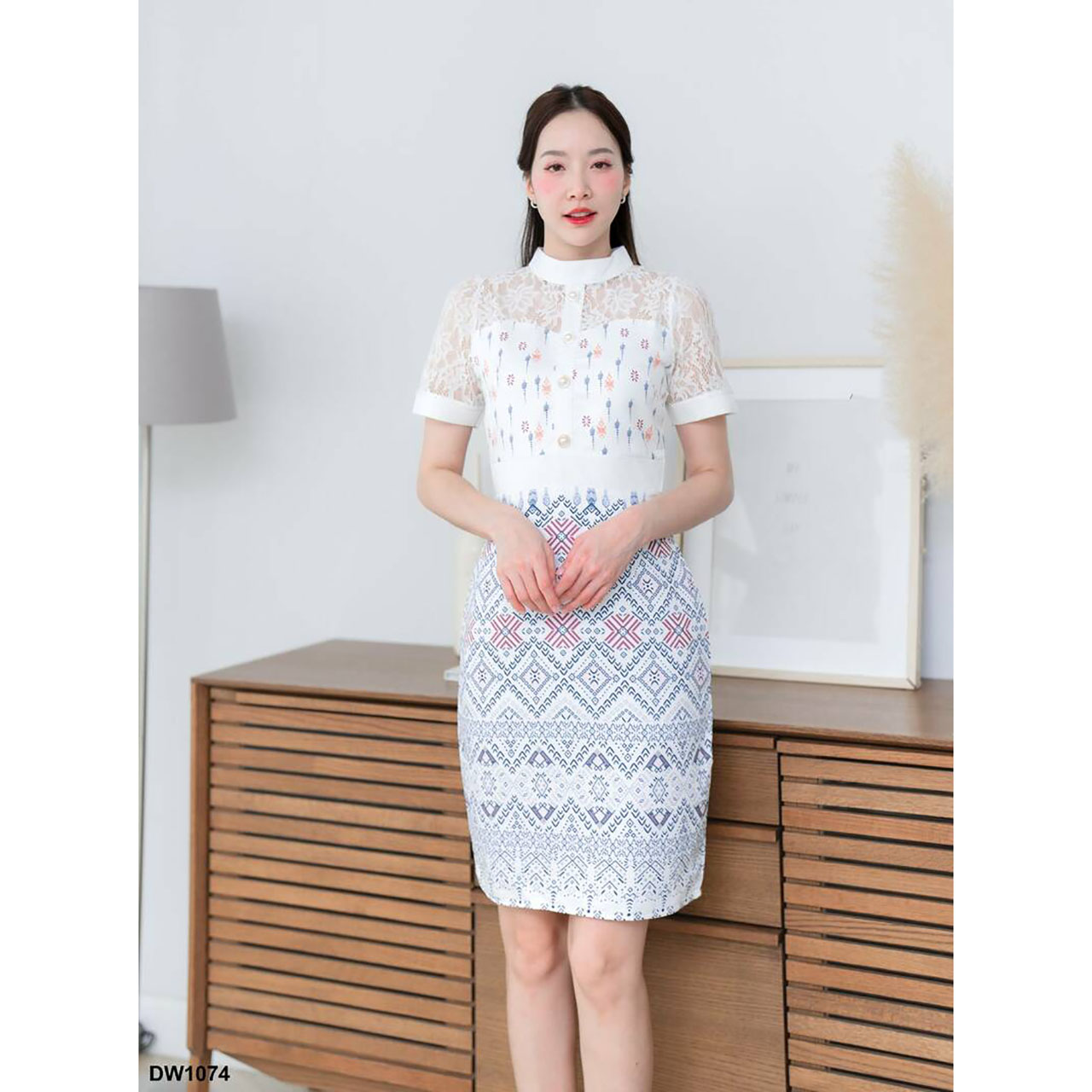 kudapy เดรสสั้นสีเขียว/สีกรม ลายไทยแขนลูกไม้ งานผ้าอัดลายไทย ทรงสวย เข้ารูป เป็นงานซิปซ่อนหลัง แต่งแขนผ้าระบายลูกไม้