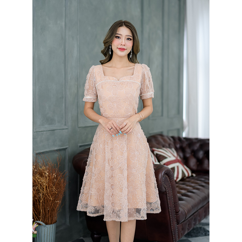 kudapy เดรสสั้นสีขาว/สีน้ำตาลทองอ่อน ผ้านุ่มฟูลายดอกไม้ ผ้าตาข่ายลายนูนฟู ลายดอกไม้ รอบดอกไม้ตกแต่งด้วยเลื่อมใสๆรอบดอกไม้