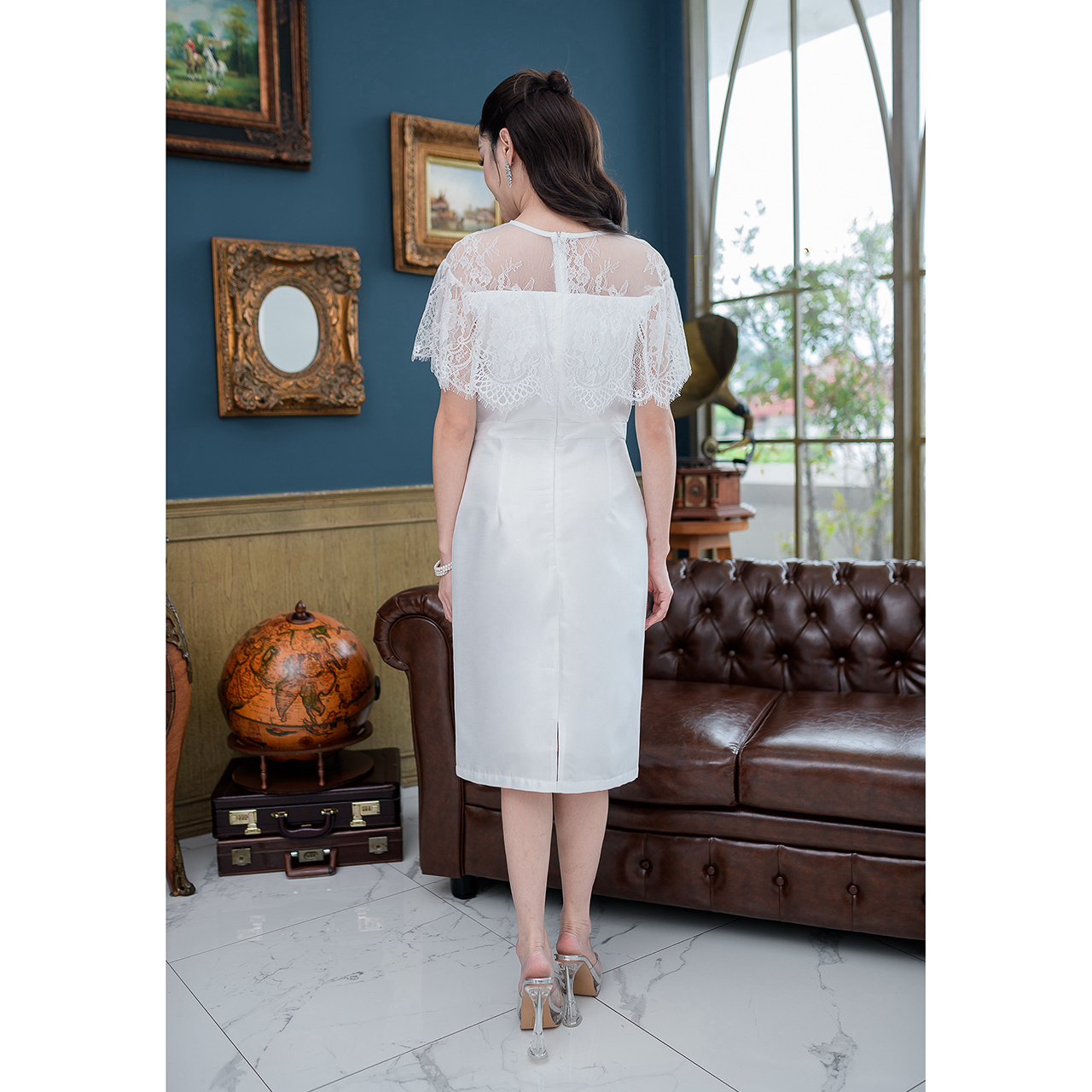 kudapy เดรสสั้นสีขาว/สีชมพุ ผ้าไหมอัดกาวทั้งชุด ดีไซน์คลุมไหล่ด้วยผ้าลูกไม้ฝรั่งเศส