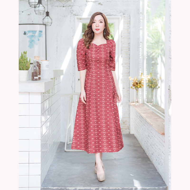 kudapy เดรสยาวผ้าไทยพิมพ์ลายสีแดง/สีชมพู/สีกรม คอเหลี่ยม หยักแขนตุ๊กตา ลายไทยทรงสวย