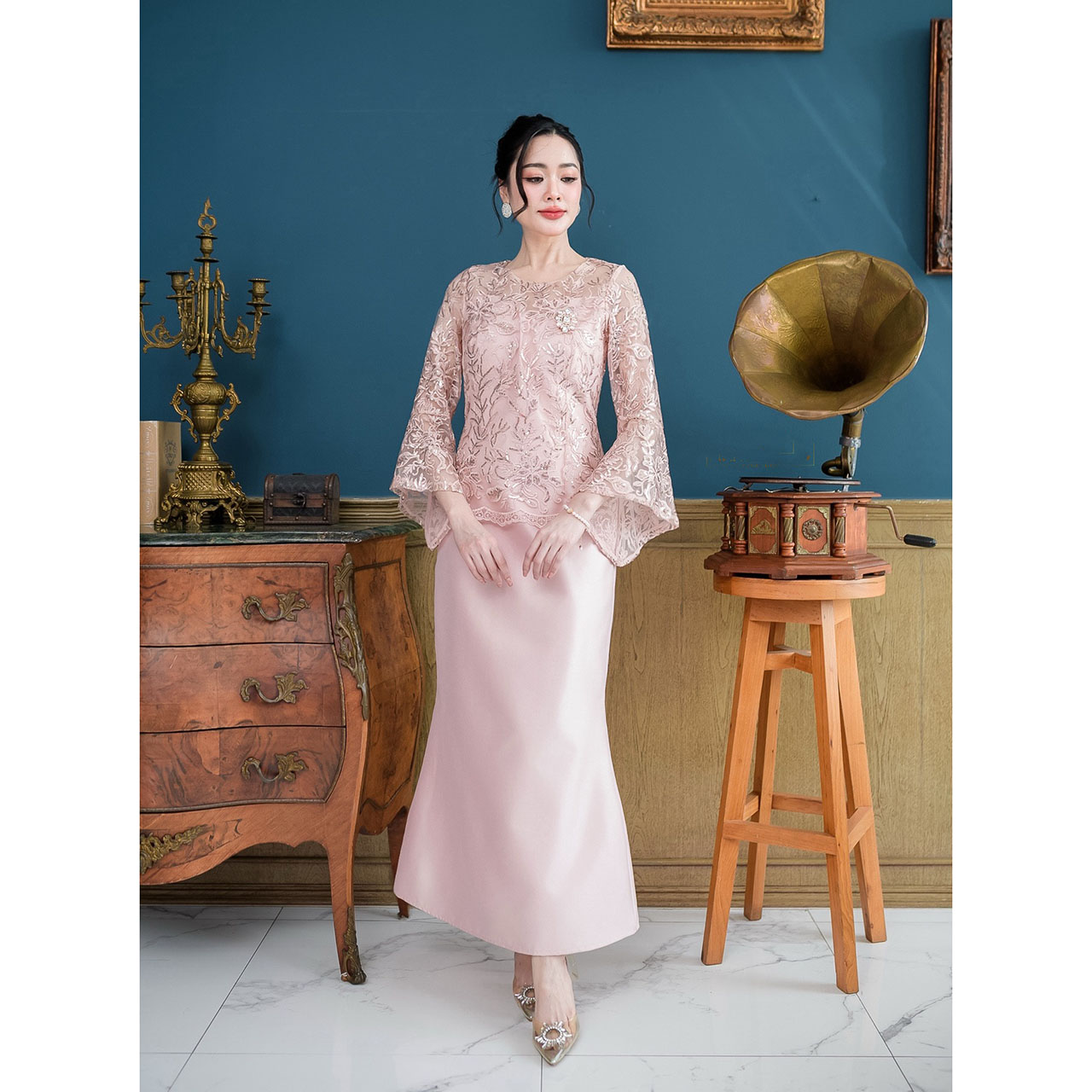 kudapy เดรสยาว ผ้าไหมทรงหางปลา กระโปรงทรงนี้เป็นทรง ผ้าลูกไม้แต่งเลื่อมแบบวิ้งทั้งตัวเลื่อม งานปักลูกไม้ยังเป็นงานปักผสมดิ้น