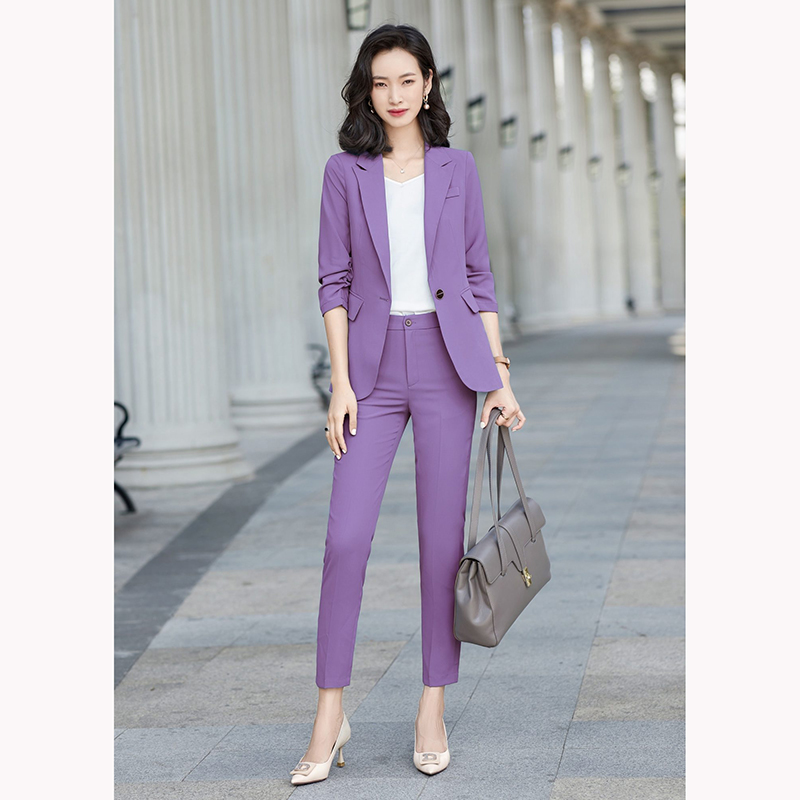 kudapy ชุดสูททำงานผู้หญิงสีฟ้า/สีม่วง แขนสามส่วนจับจีบปลายแขนพร้อมกางเกง จุดเด่นของชุดนี้คือได้ลุคที่สดใสคัลเลอร์ฟแบบสุดๆ