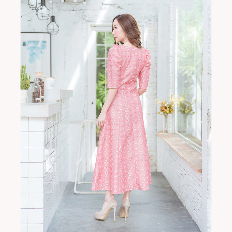 kudapy เดรสยาวผ้าไทยพิมพ์ลายสีแดง/สีชมพู/สีกรม คอเหลี่ยม หยักแขนตุ๊กตา ลายไทยทรงสวย
