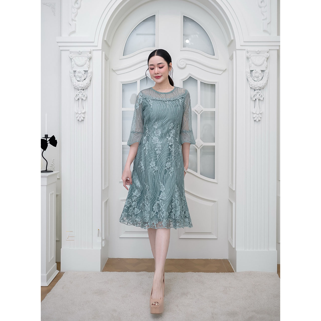 kudapy เดรสสั้นสีเขียว/สีชมพูกะปิ/สีดำ ลูกไม้ทั้งชุด งานปักดอกไม้ประดับเลื่อมโทนสีเดียวกับชุด ลายแถวไม้เลื้อยปักสลับงานสวยดูดี