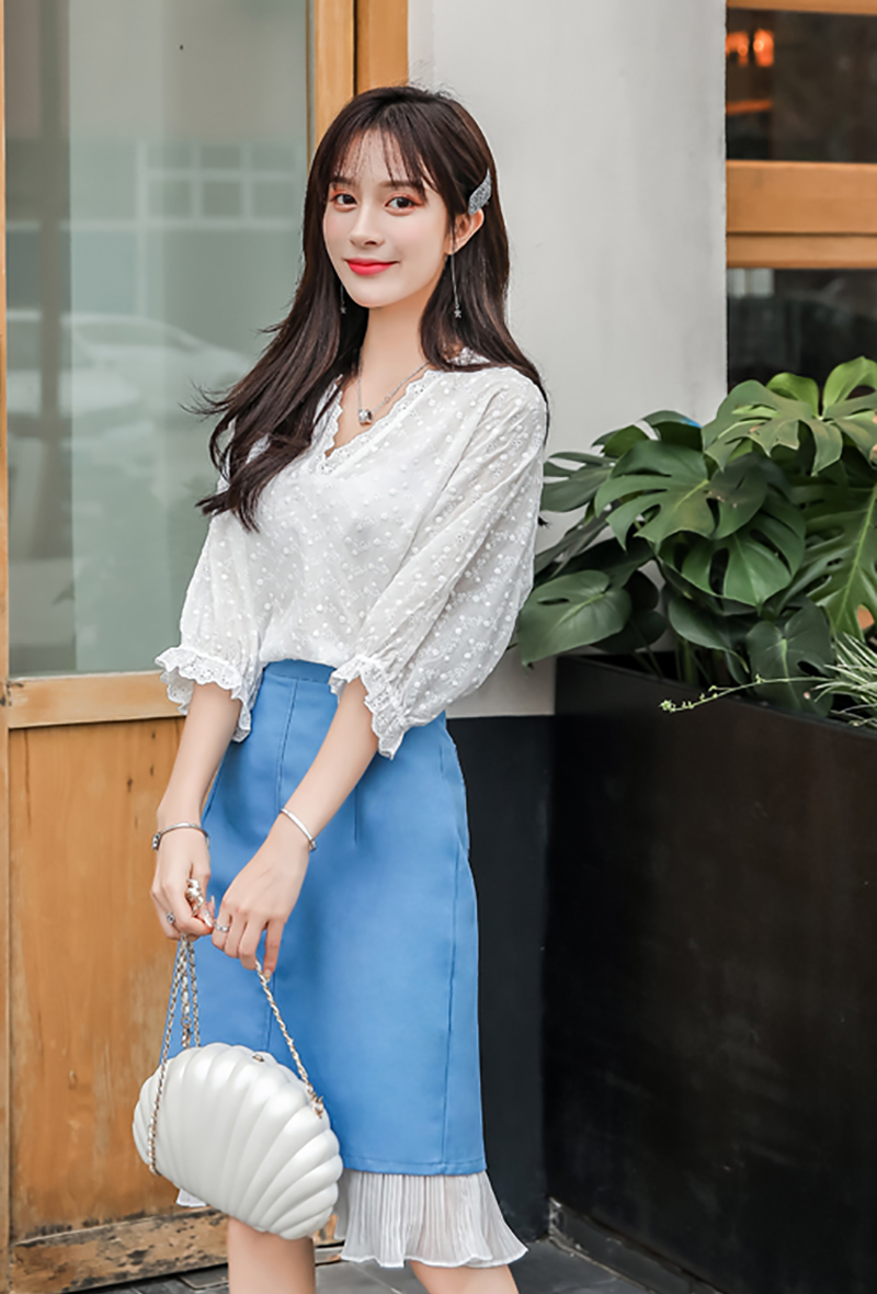 ชุดเซ็ท 2 ชิ้น เสื้อลูกไม้ฉลุสีขาว+กระโปรงสีฟ้าแต่งระบาย ทรงน่ารักมากๆๆค่ะ M L