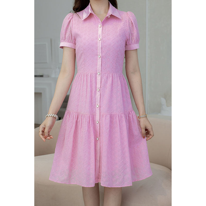 kudapy เดรสสั้นสีขาว/สีชมพู คอปก ผ้าคอตตอนปักฉลุ เป็นกระดุมเปิดด้านหน้า แพทเทิร์นสวยเก๋ บวกกับผ้าโทนหวาน สวยลงตัว