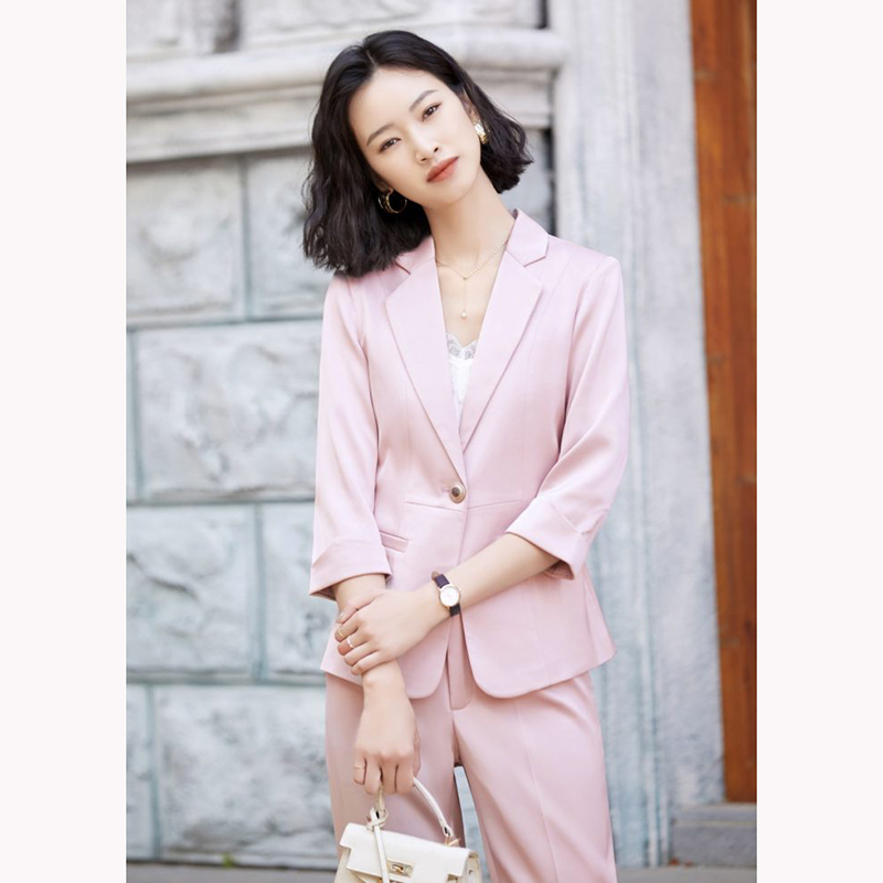 kudapy ชุดสูททำงานผู้หญิงสีชมพู/สีกรมเข้ม ปกป้านแขนห้าส่วนพร้อมกางเกง จุดเด่นของชุดนี้คือได้ลุคที่สดใส