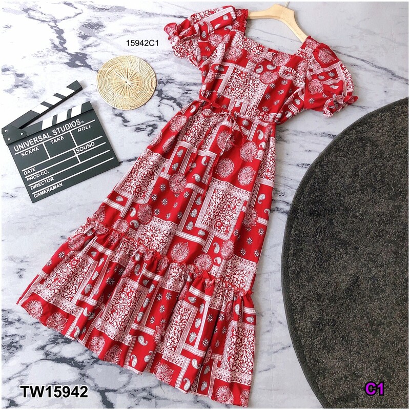 kudapy เดรสยาวสีกรมท่า ดำ แดง คอเหลี่ยมแขนพอง ผ้าวูลพีช พิมลายกราฟฟิก ชายเดรสระบาย