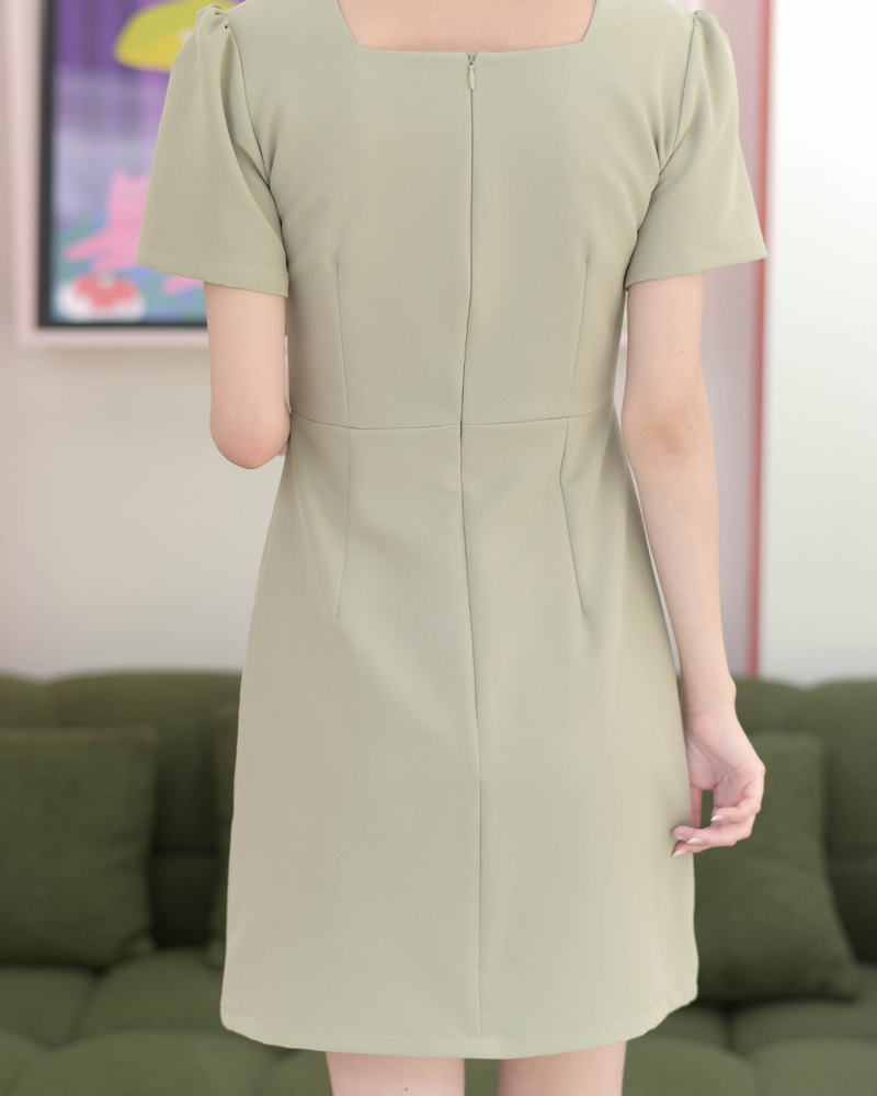 kudapy เดรสแขนสั้น ดีไซน์คอเหลี่ยมแต่งโบว์อกแบบเก๋ๆ ที่บ่าซ้าย รูดไหล่ยกพองให้ลุคคุณหนูน่ารัก