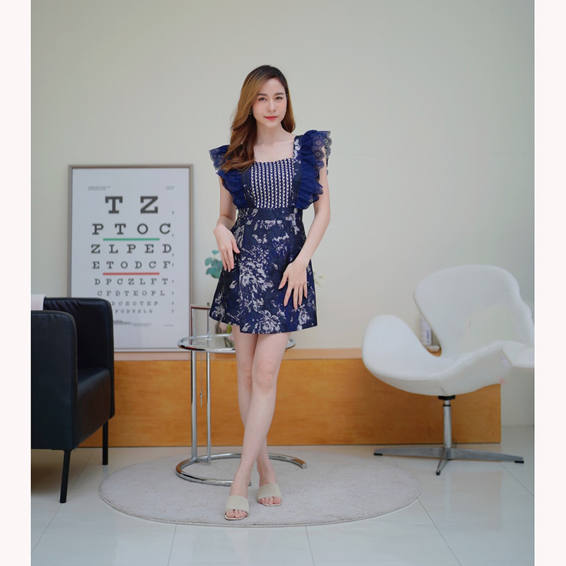 kudapy จั้มสูทขาสั้นสีแดง/สีกรม ป้ายหน้าผ้าทอระบายแขนลูกไม้