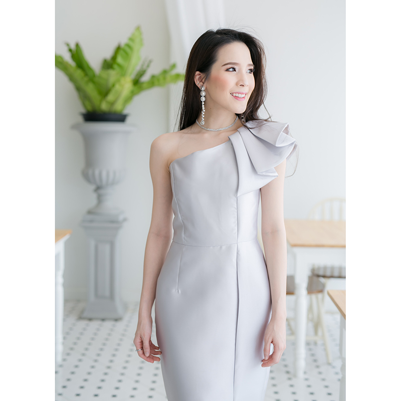 kudapy ชุดเดรสราตรียาวไหล่เดี่ยวสีเทาเงิน ช่วงไหล่แต่งระบาย ผ่าข้างสวยสง่า หรูมากค่ะรุ่นนี้แนะนำเลย