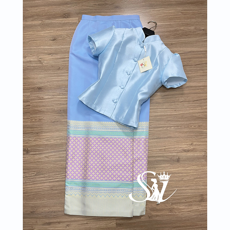 kudapy ชุดเซ็ทสื้อจิตรลดาแขนสั้นสีฟ้าอ่อนละมุน งานผ้าไหมอัดกาว+้าถุงสำเร็จรูป ผ้าไหมทอเครื่อง อัดกาว ซิปหลัง