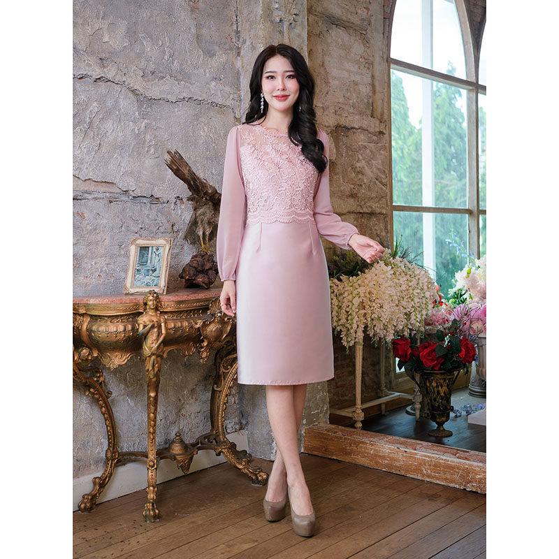 kudapy เดรสสั้นสีชมพูหม่น/สีเหลืองทอง/สีดำ ผ้าไหมรุ่นนี้สวยแนะนำค่ะ ด้านหน้าตัวเสื้อตกแต่งด้วยลูกไม้เงา ช่วงแขนเป็นแขนยาวชีฟองพริ้วๆ ใส่สวยไม่ร้อน