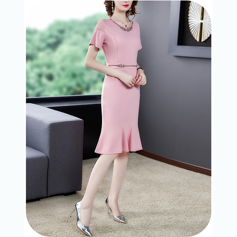 kudapyเดรสสั้นสีชมพู ดีไซน์สวยหรูที่คริสตรัลสี ที่ตกแต่งคอเสื้อและเอว