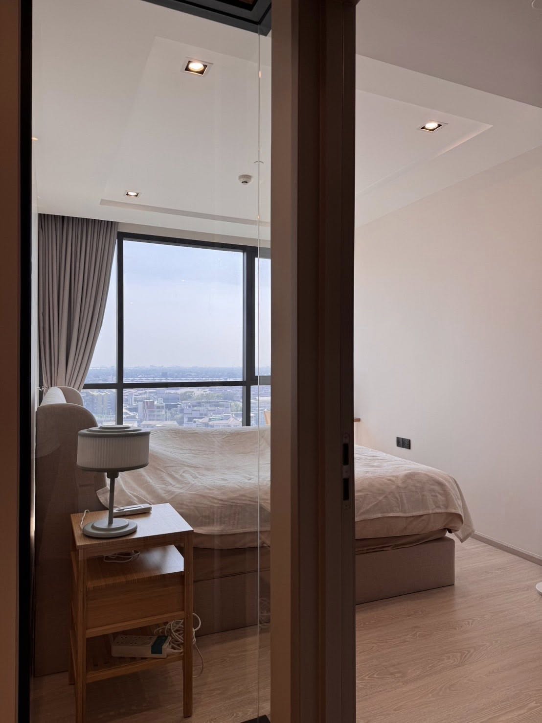 ให้เช่าห้องแบบ 1ห้องนอน 1ห้องน้ำ โซนพื้นที่ BTS ทองหล่อ คอนโด The Room Sukhumvit 38 (The Room สุขุมวิท 38) High Rise ขนาดห้อง 43 ตรม. ชั้น 16