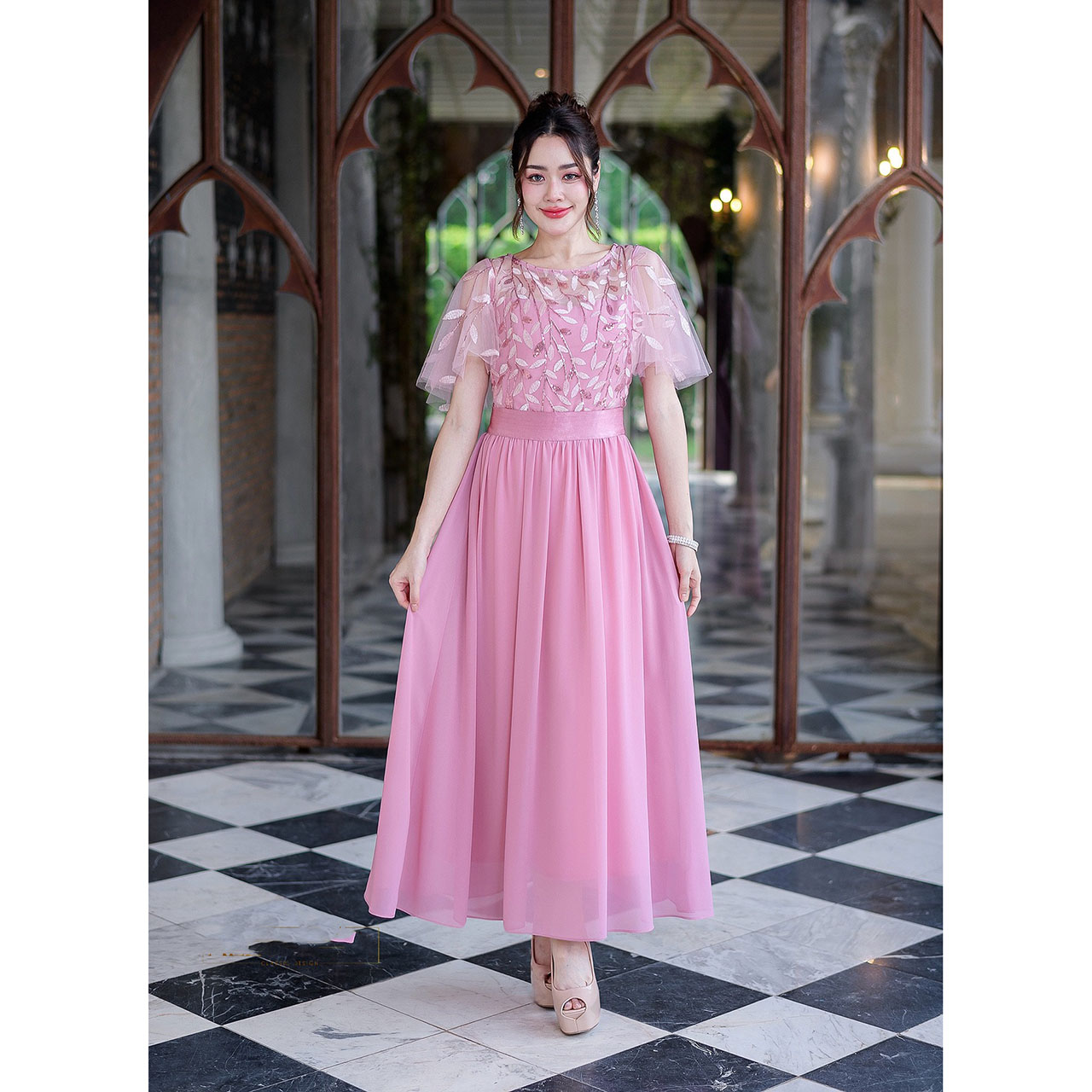 kudapy เดรสยาวสีเทา/สีชมพู/สีเหลือง ผ้าพริ้วสวยความยาวคลุมข้อเท้า ช่วงตัวเป็นงานลูกไม้ปักลายใบไม้แต่งเลื่อมเลื้อยสวยงาม แขนระบายใส่สวยตามรูป