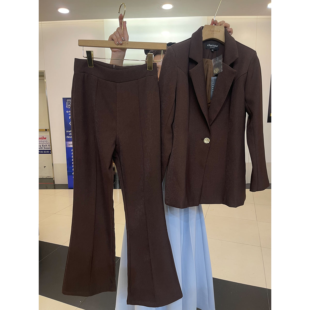 kudapy ชุดสูทมินิมอล ตัวเสื้อสูทแต่งกระดุมทองด้วยหน้า 1 เม็ด เสริมฟองน้ำบางๆ มีซับในทั้งตัว มาพร้อมกับกางเกงทรง Flare เย็บตีเกล็ดหน้า