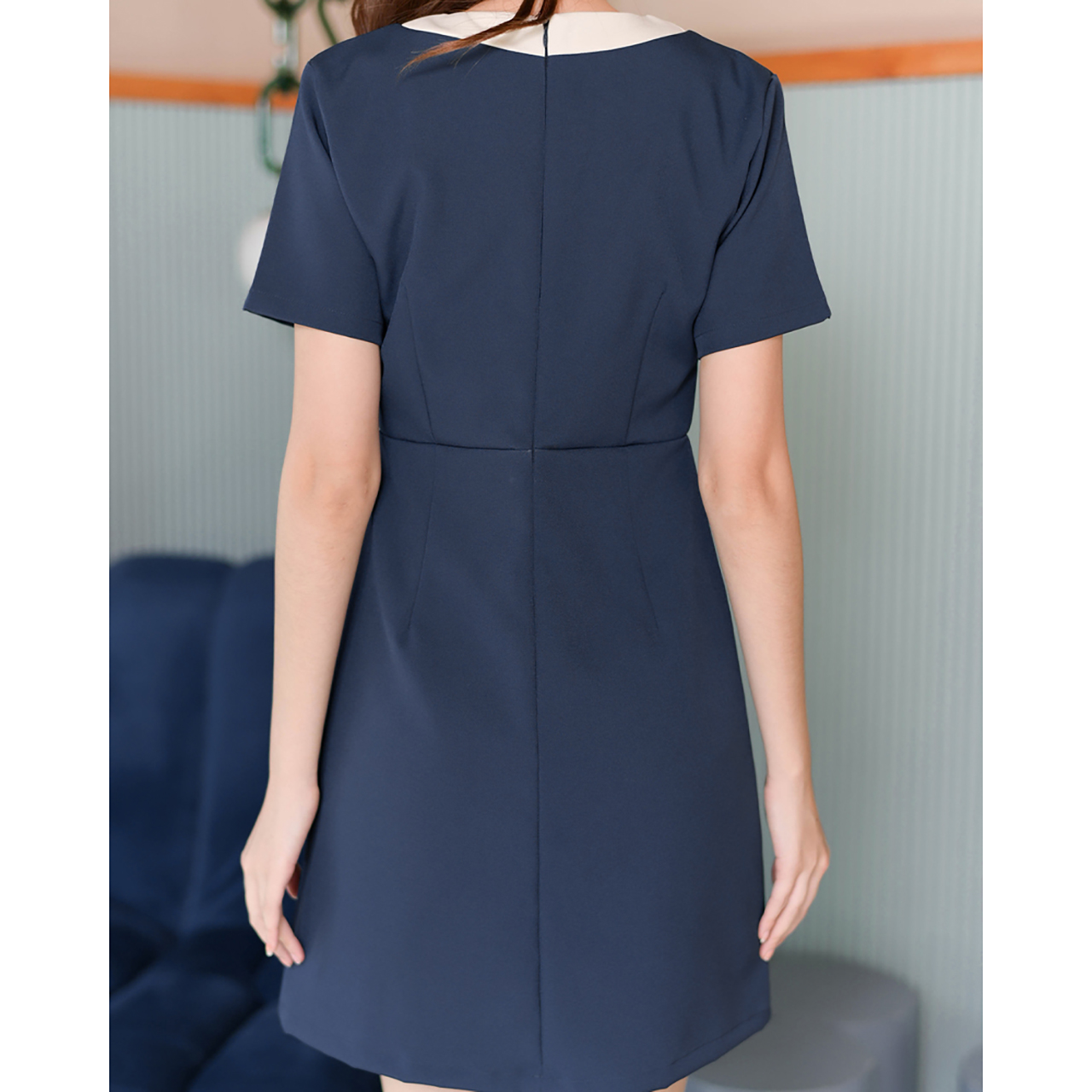 kudapy เดรสแขนสั้นคอวี แต่งคอทูโทน แพทเทิร์นตัดต่อกลางตัวเสื้อแต่งกระดุมปั๊มเพิ่มความคิวท์