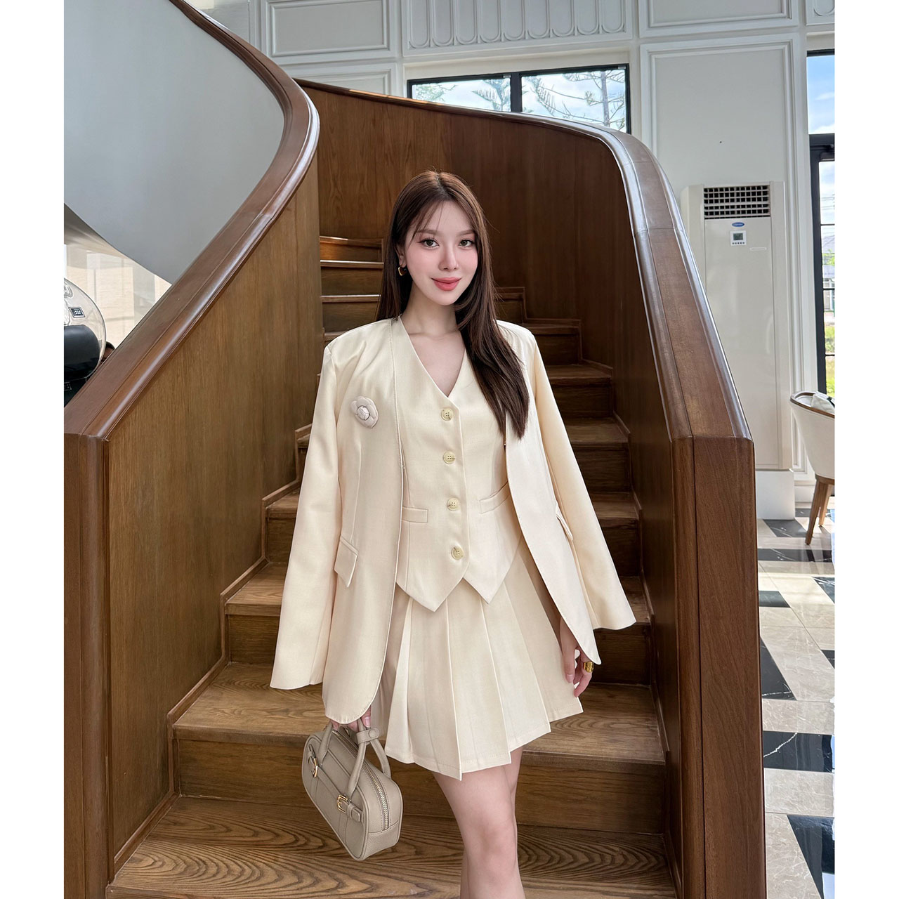 kudapy เซ็ท 4 ชิ้น เสื้อสูท+เสื้อ vestด้านใน +กระโปรง(กางเกงเป็นซับใน)+เข็มกลัดดอกไม้ ใช้ผ้าเดียวกันทั้งเซ็ท ตัวเสื้อสูทมีซับในอย่างดี