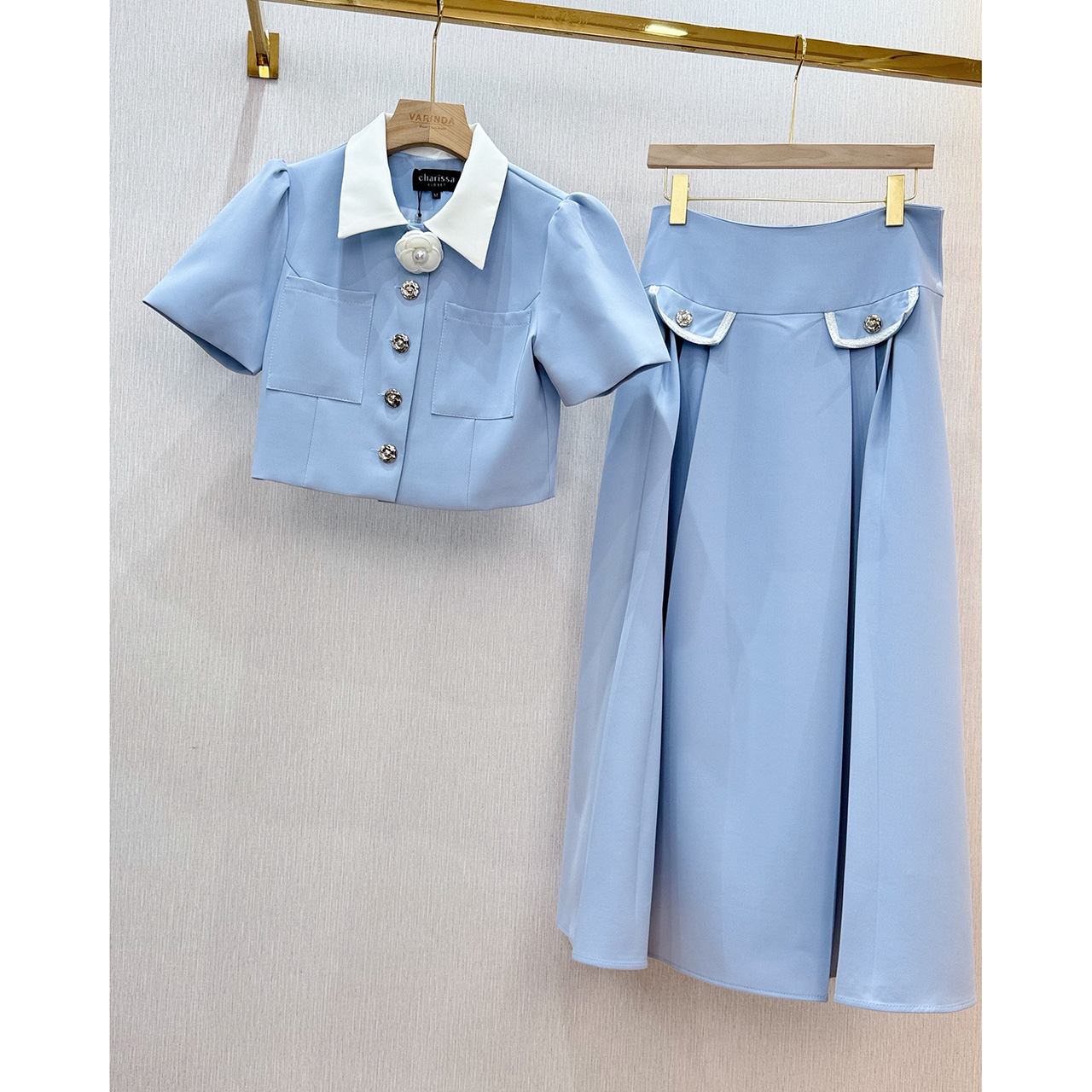 kudapy ชุดเซ็ทเสื้อทรงครอป กระดุมจริงรูปดอกไม้สีเงิน แต่งปกสีขาว มาพร้อมกับกระโปรงยาวซิปหลัง แต่งกระเป๋าหลอกด้านหน้า