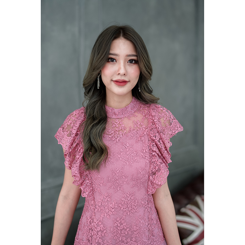 kudapy เดรสสั้นสีเทา/สีชมพู งานลุกไม้ปักผ้าเงา ปักลายแน่น ดีไซน์ช่วงแขนเป็นปีกผีเสื้อคลุมไหล่พอดี