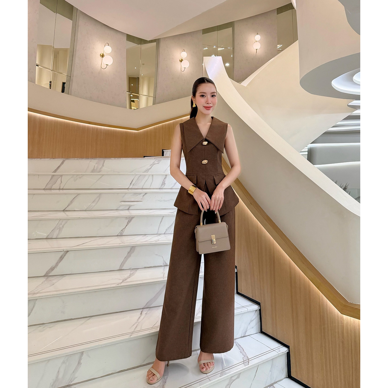 kudapy เซ็ตสุดหรูดูแพง ดีไซน์เรียบแต่แฝงความสง่างาม เหมาะสำหรับใส่ทำงาน ไดีไซน์เสื้อ ทรงเบลเซอร์แขนกุด ปกคอขนาดใหญ่เพิ่มมิต